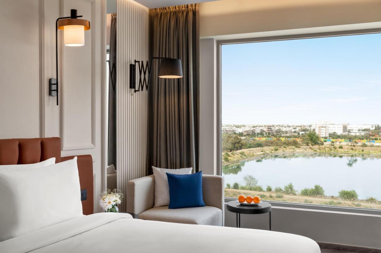Ramada Encore By Wyndham Indore Nipania Exteriér fotografie